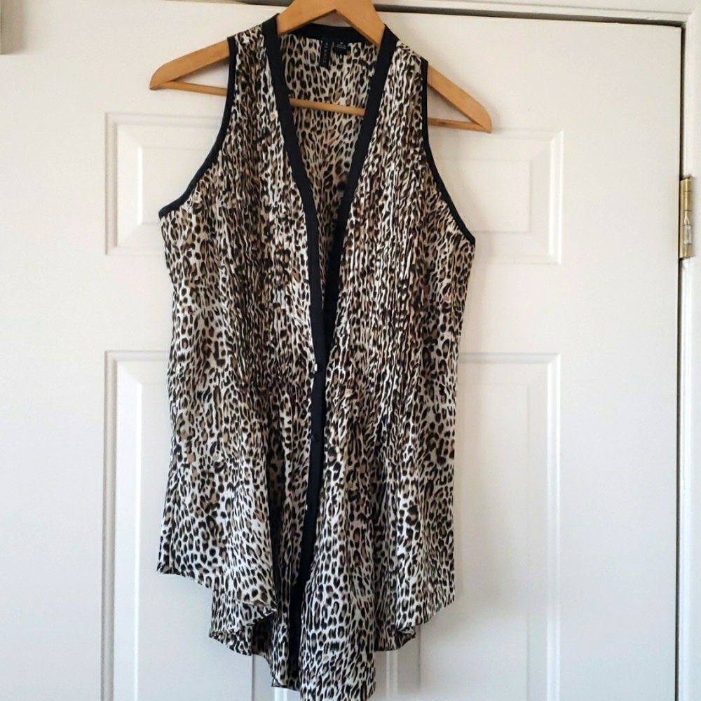 Sioni M Animal print blouse.